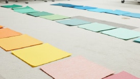 画像:床材の色見本を並べて、見え方を検証している様子。 画像おわり