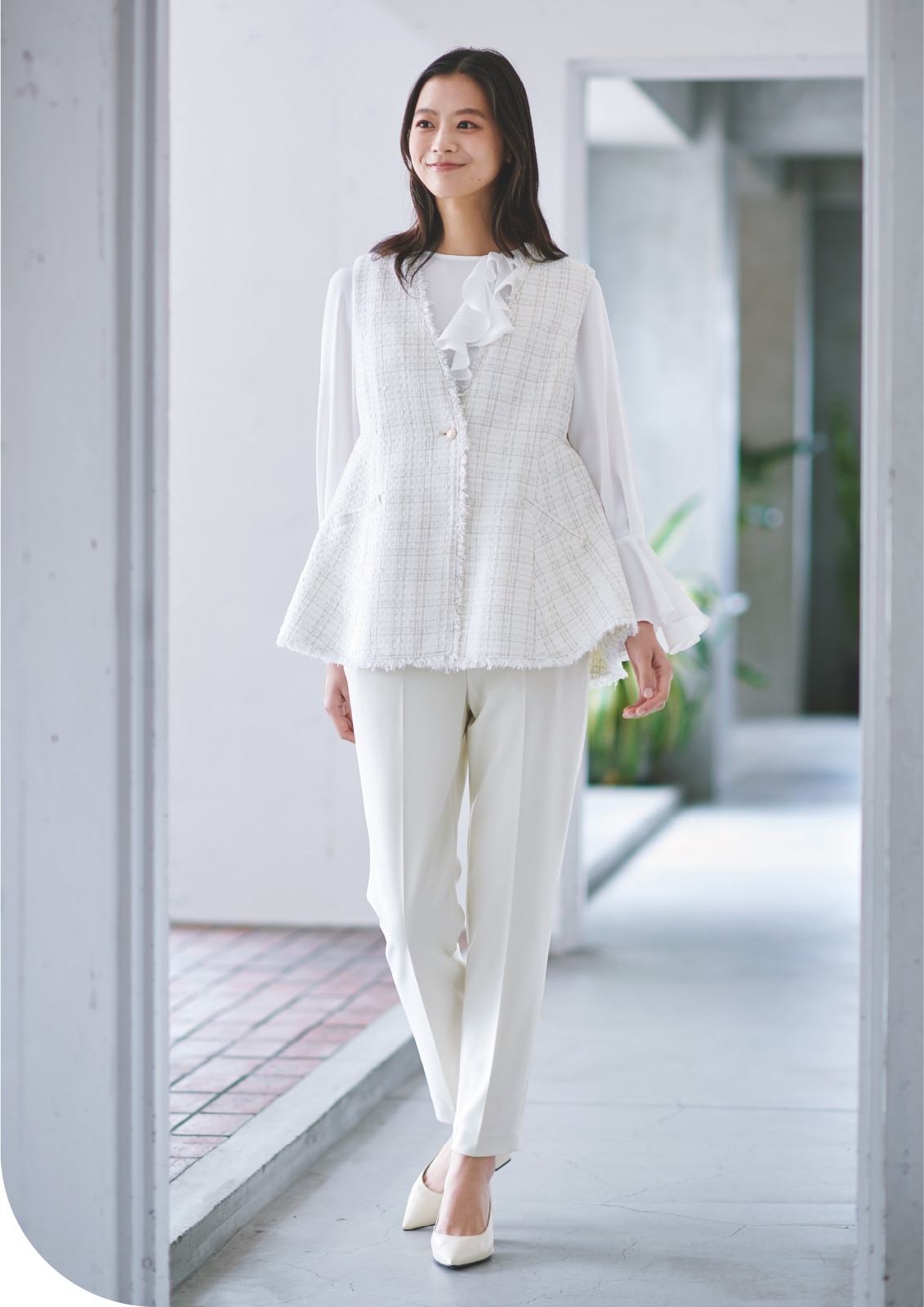 〈セルフォード〉ツイードジレ 20,900円、ブラウス 20,900円パンツ 12,100円