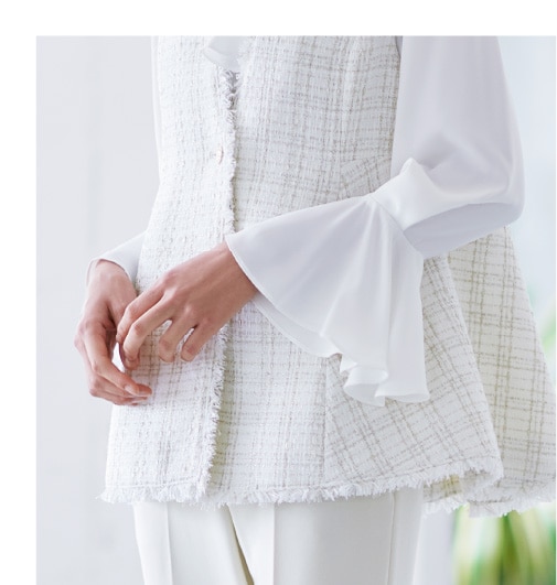 〈セルフォード〉ツイードジレ 20,900円、ブラウス 20,900円パンツ 12,100円