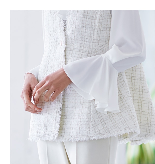 〈セルフォード〉ツイードジレ 20,900円、ブラウス 20,900円パンツ 12,100円