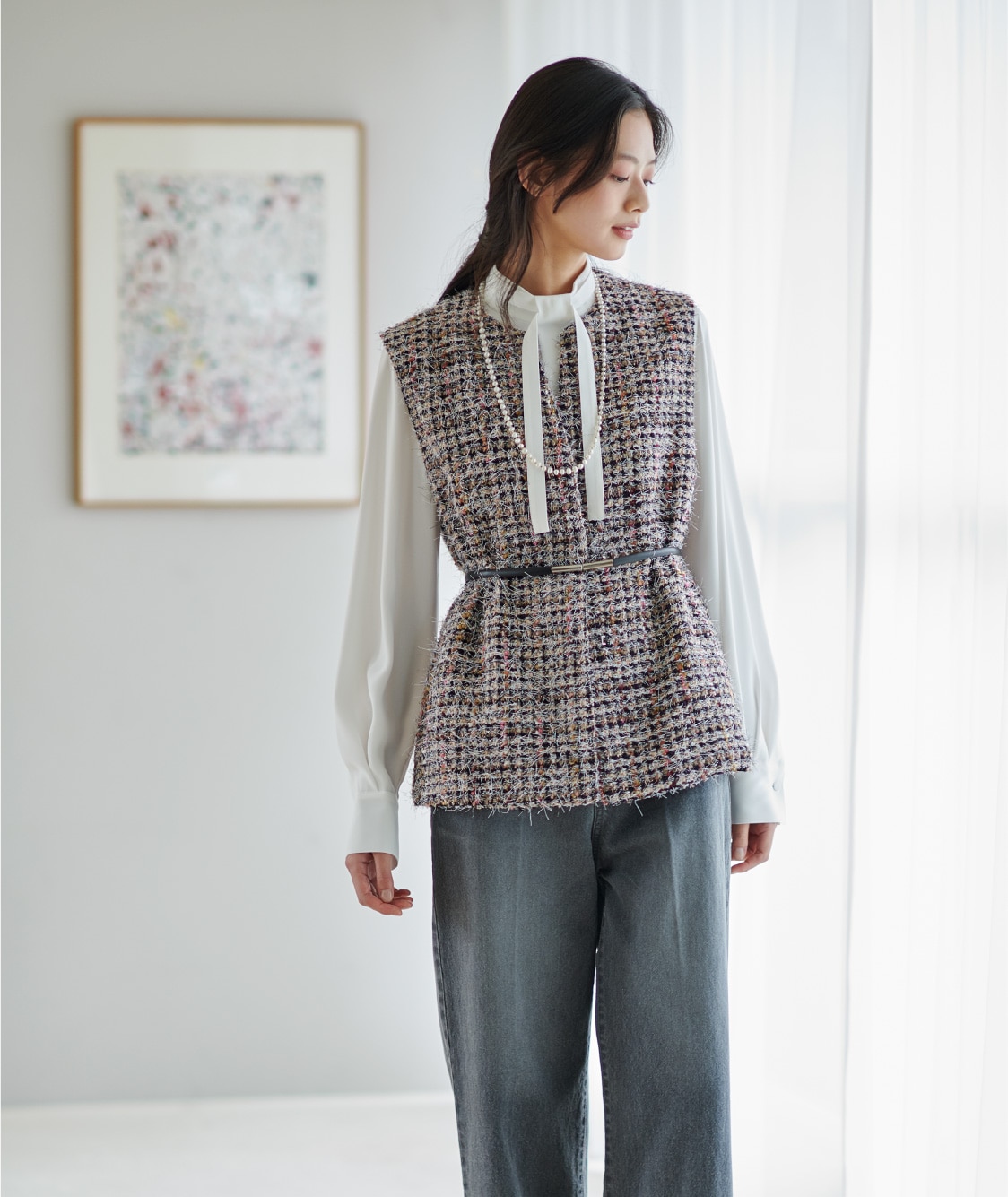 〈K.T〉ファンシーツイードジレ 92,400円 ブラウス 24,200円、デニム 37,400円 