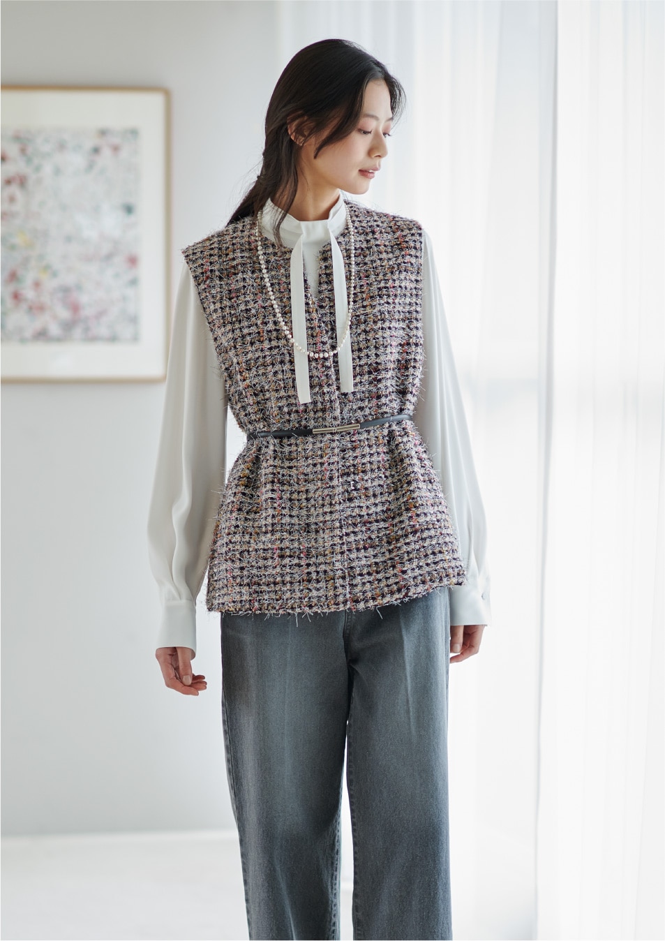 〈K.T〉ファンシーツイードジレ 92,400円 ブラウス 24,200円、デニム 37,400円 