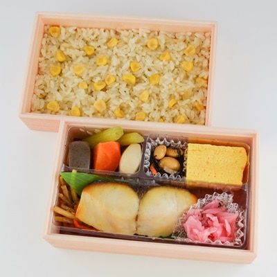 季節の炊込みご飯と銀ひらす塩糀焼弁当