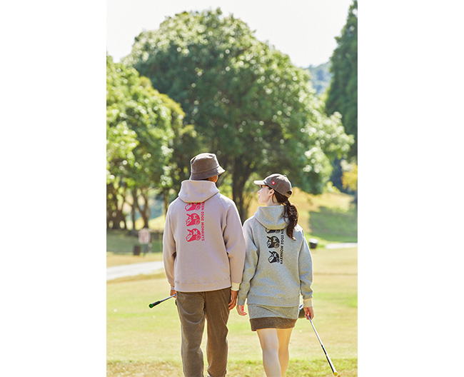 ゴルフ場に立つモデル2人