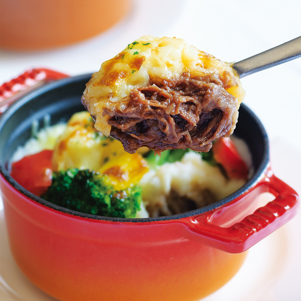 スプーンで松坂牛とジャガイモのグラタンをすくうシーン