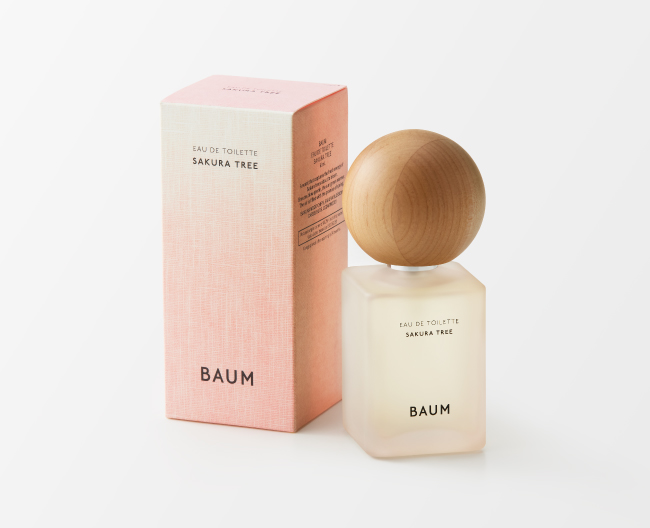 丸い木製の蓋付きの四角いボトルの画像