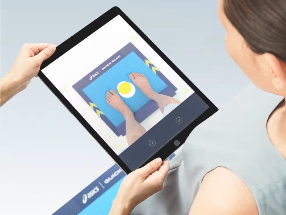 クイックスキャンで足形を計している写真