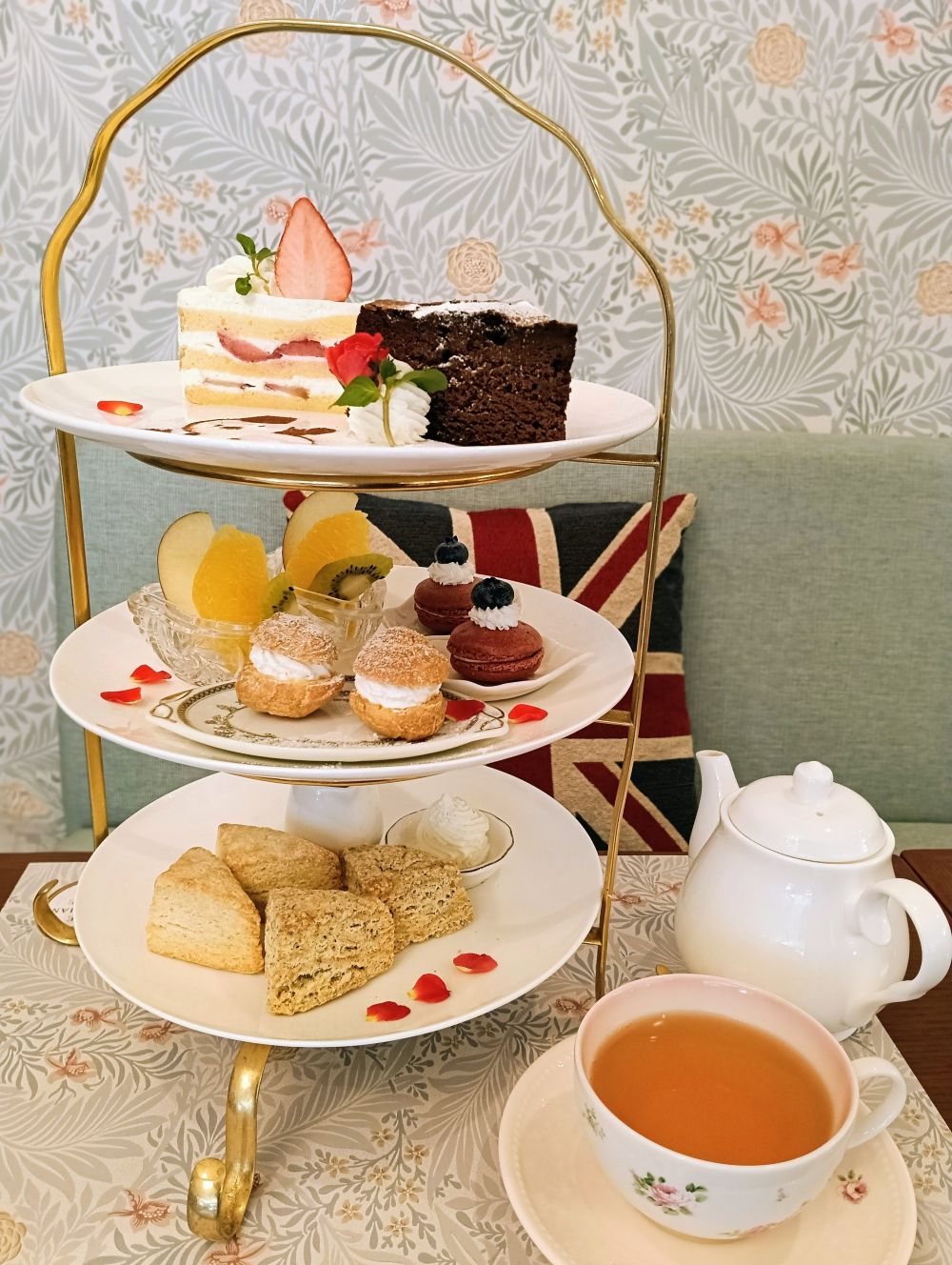 ３段のケーキスタンドに盛られたスウィーツと紅茶の写真