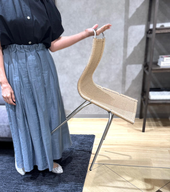 Tさんが椅子を片手で軽々持つ様子