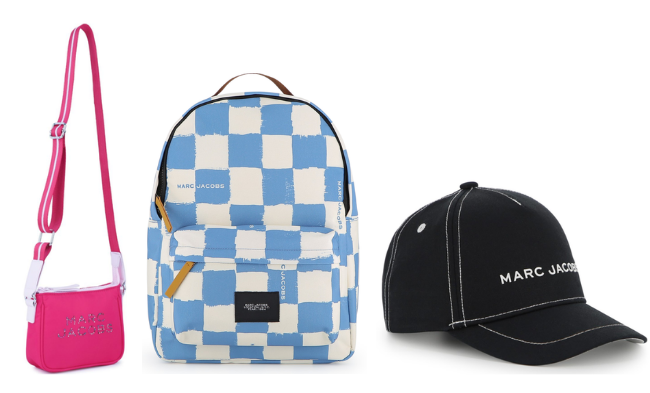 ピンクのショルダーバッグ、ブルーと白のチェッカー柄のリュック、黒のキャップ