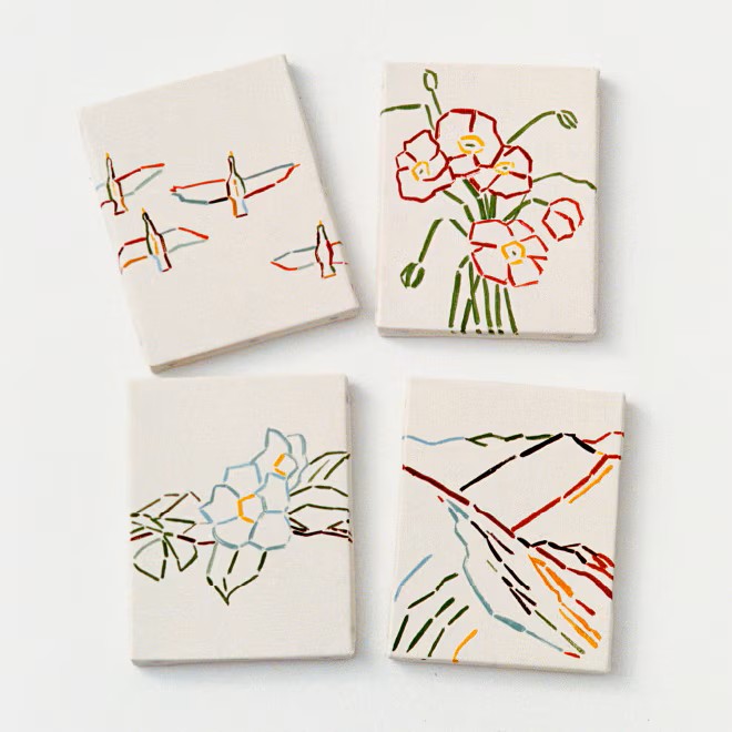 キャンバスに描かれた「鳥」「ポピー」「山」「ツバキ」の4枚で構成される線画のアート作品