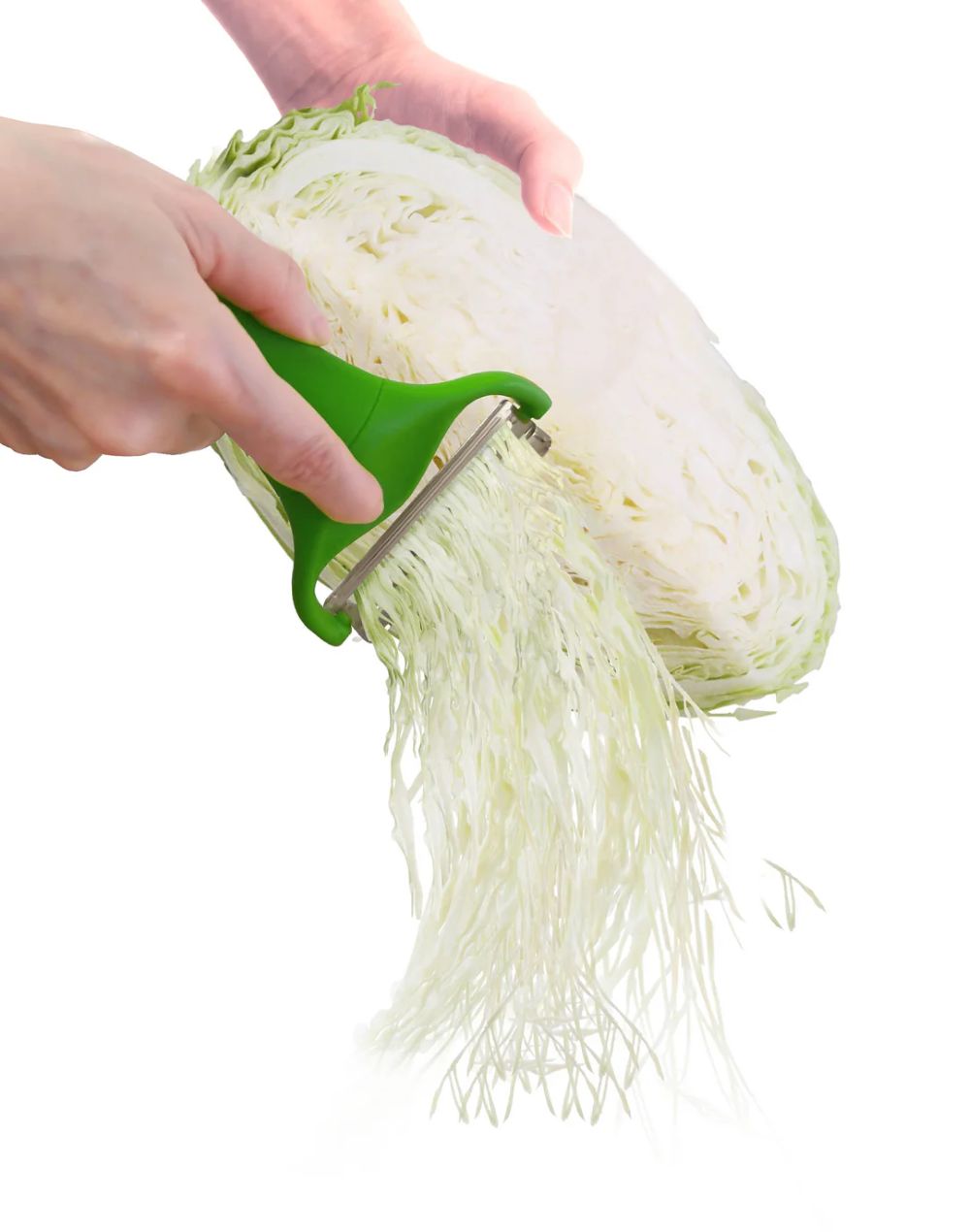 ピーラーでキャベツを千切りしている写真