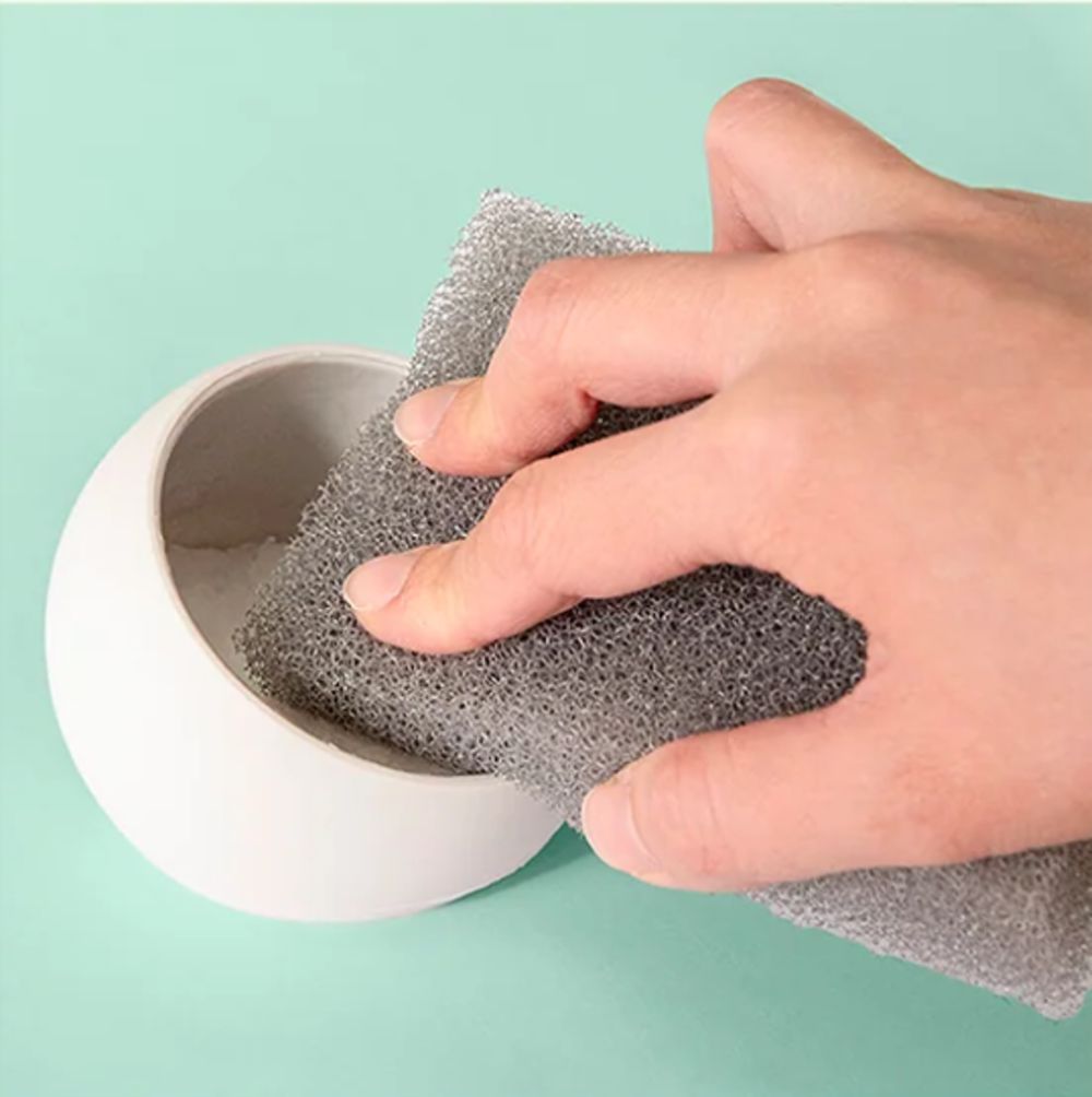 スポンジでサンサンウォッシュを取る写真