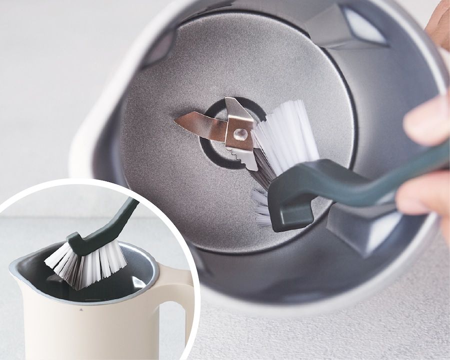 自動調理ポットの中をブラシで洗う写真