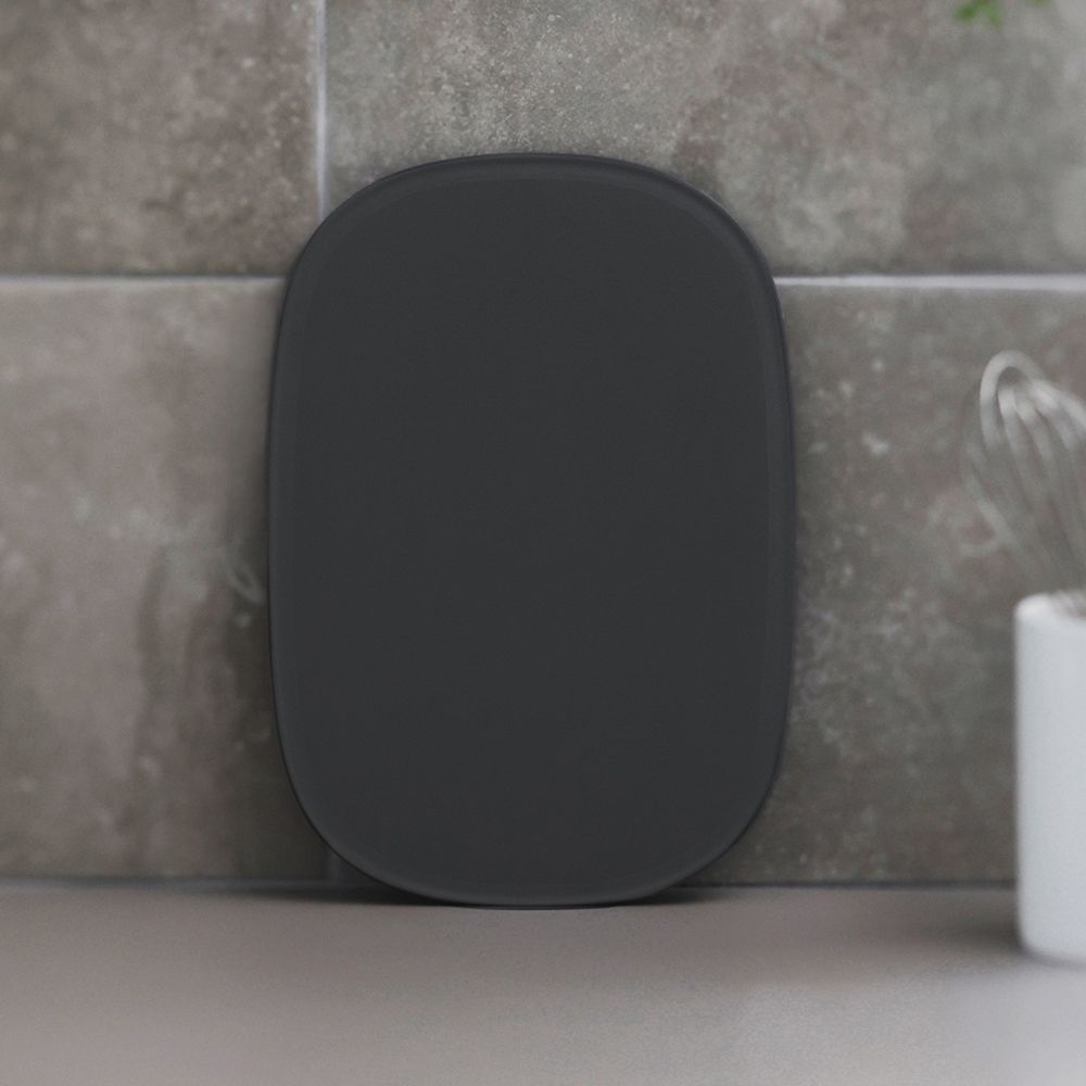 まな板を壁に立て掛けた写真