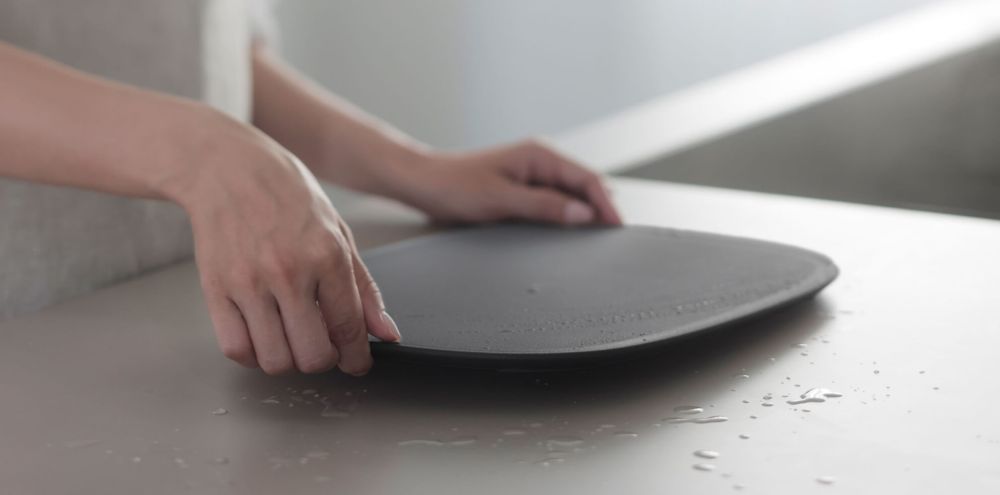 まな板のフチを持っている写真