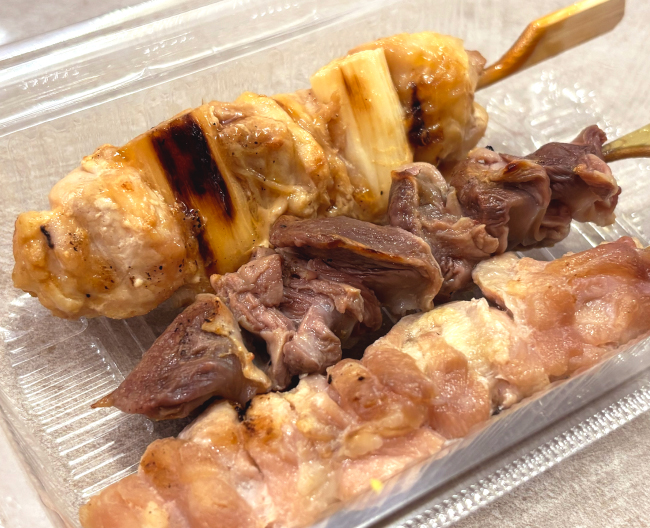 ももねぎ串、せせり串、なんこつ串のアップの写真