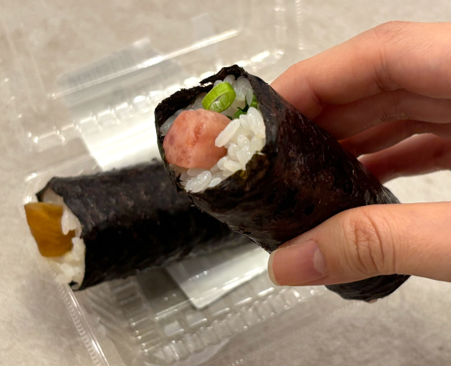 手巻寿司のねぎまぐろを持っている写真