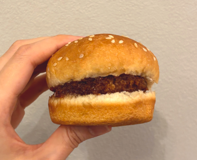 ミニメンチかつバーガーを手に持った写真