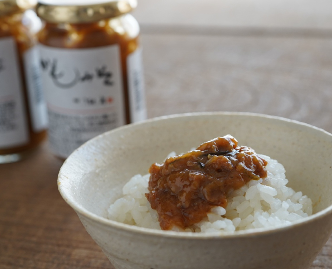 ご飯の上に乗せた鴨肉入りの肉みその写真