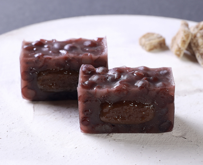黒糖味の羽二重餅を、餡で包んだ和菓子の写真