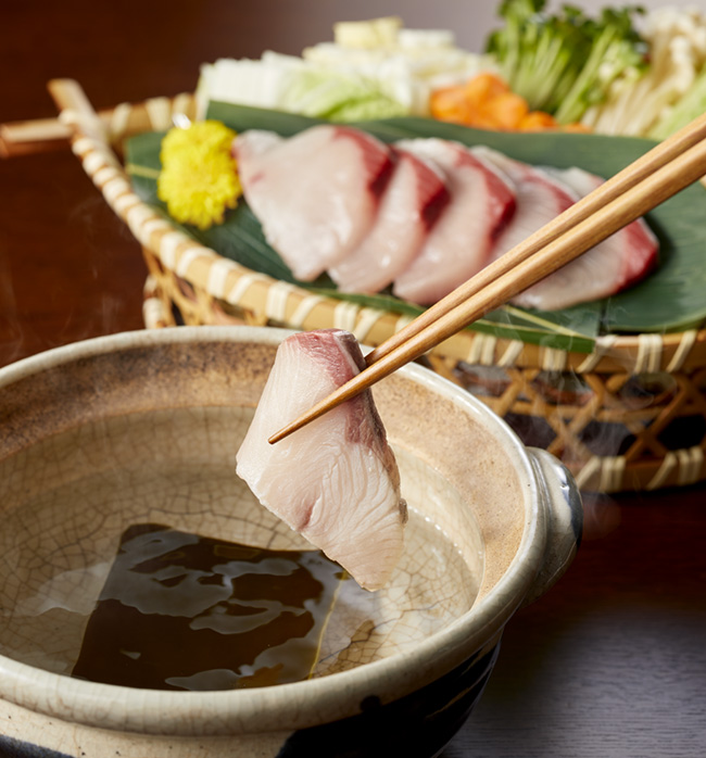 寒ぶりを鍋でしゃぶしゃぶする様子