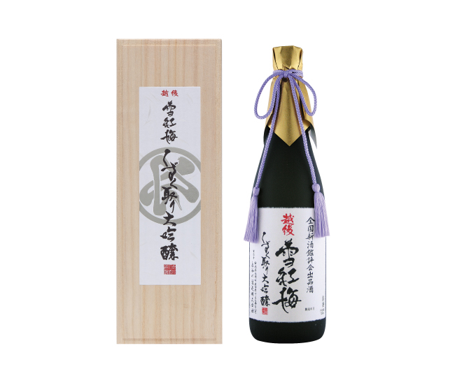 日本酒のボトルとギフト用の桐箱のセットの画像