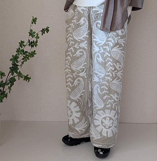 刺しゅうを施したパンツ