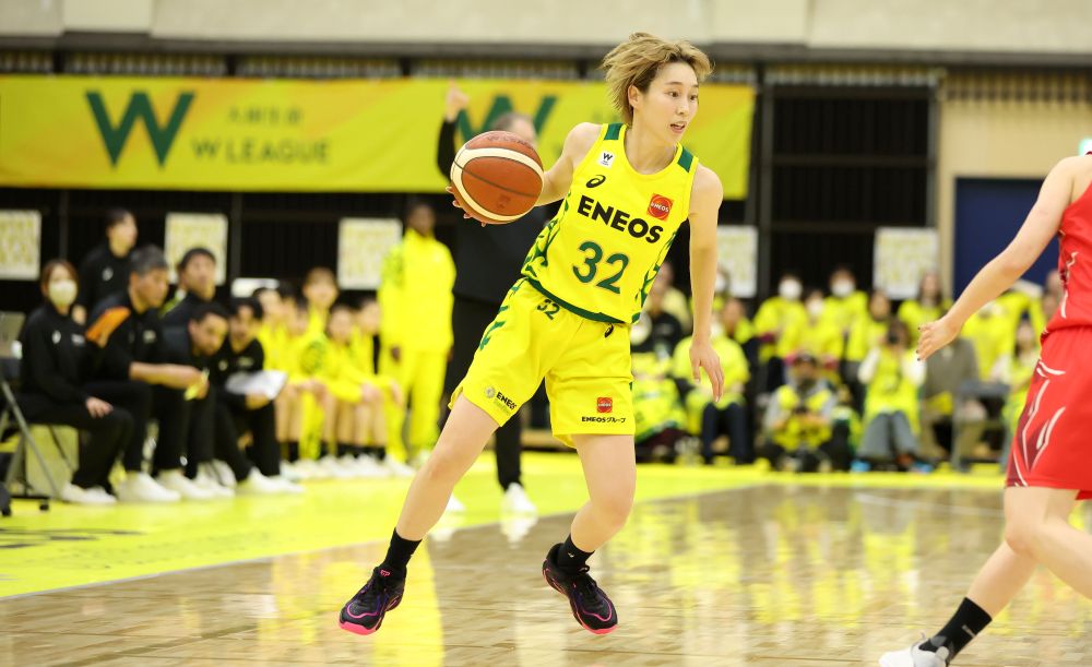 試合中、真剣な表情でドリブルをするENEOSサンフラワーズ所属の宮崎早織選手
