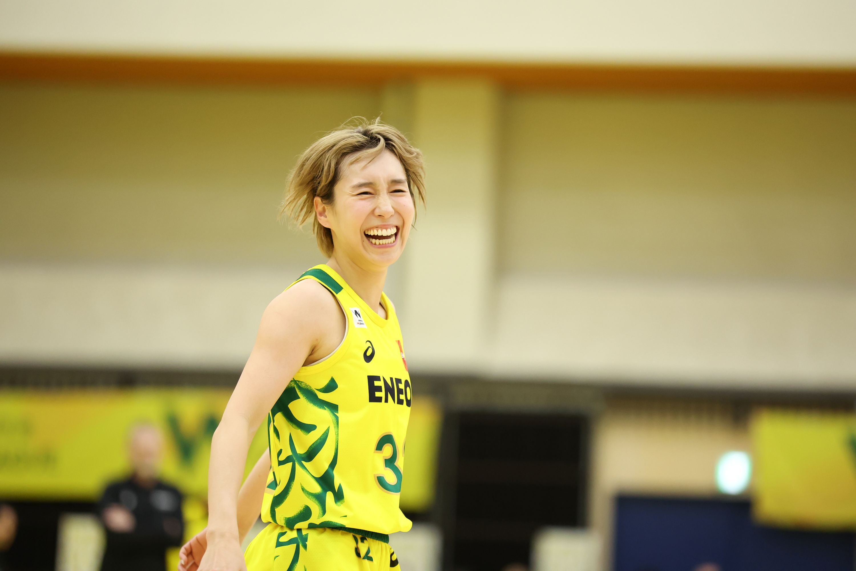 ENEOSサンフラワーズの黄色いユニフォームで、満面の笑みを浮かべるENEOSサンフラワーズ所属の宮崎早織選手