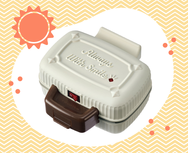 アイボリーのボディが可愛らしいホットサンドメーカーの写真