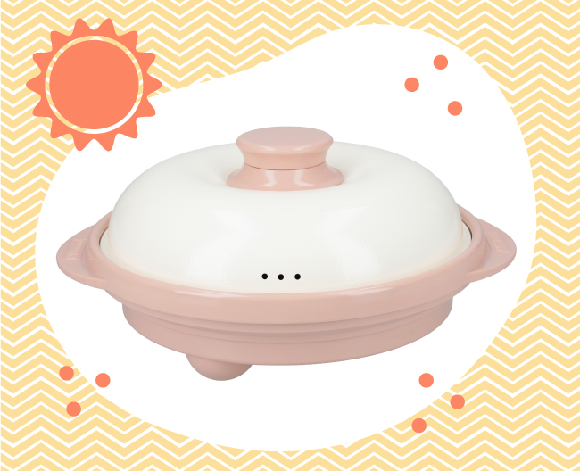 ベースがサーモンピンク、蓋がアイボリーのレンジ用の調理器具の写真