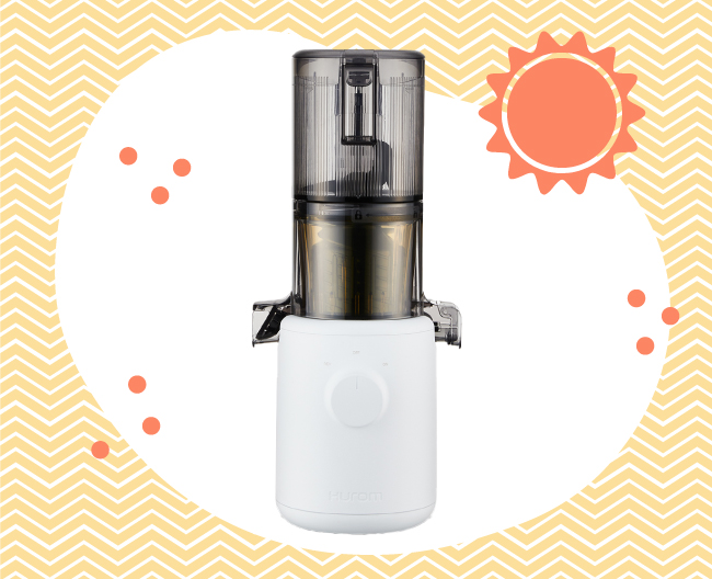 コンパクトなサイズで、キッチンに馴染みやすいホワイトボディのスロージューサーの写真