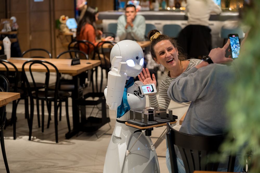 分身ロボットカフェ DAWN ver.βでのOriHimeの接客風景