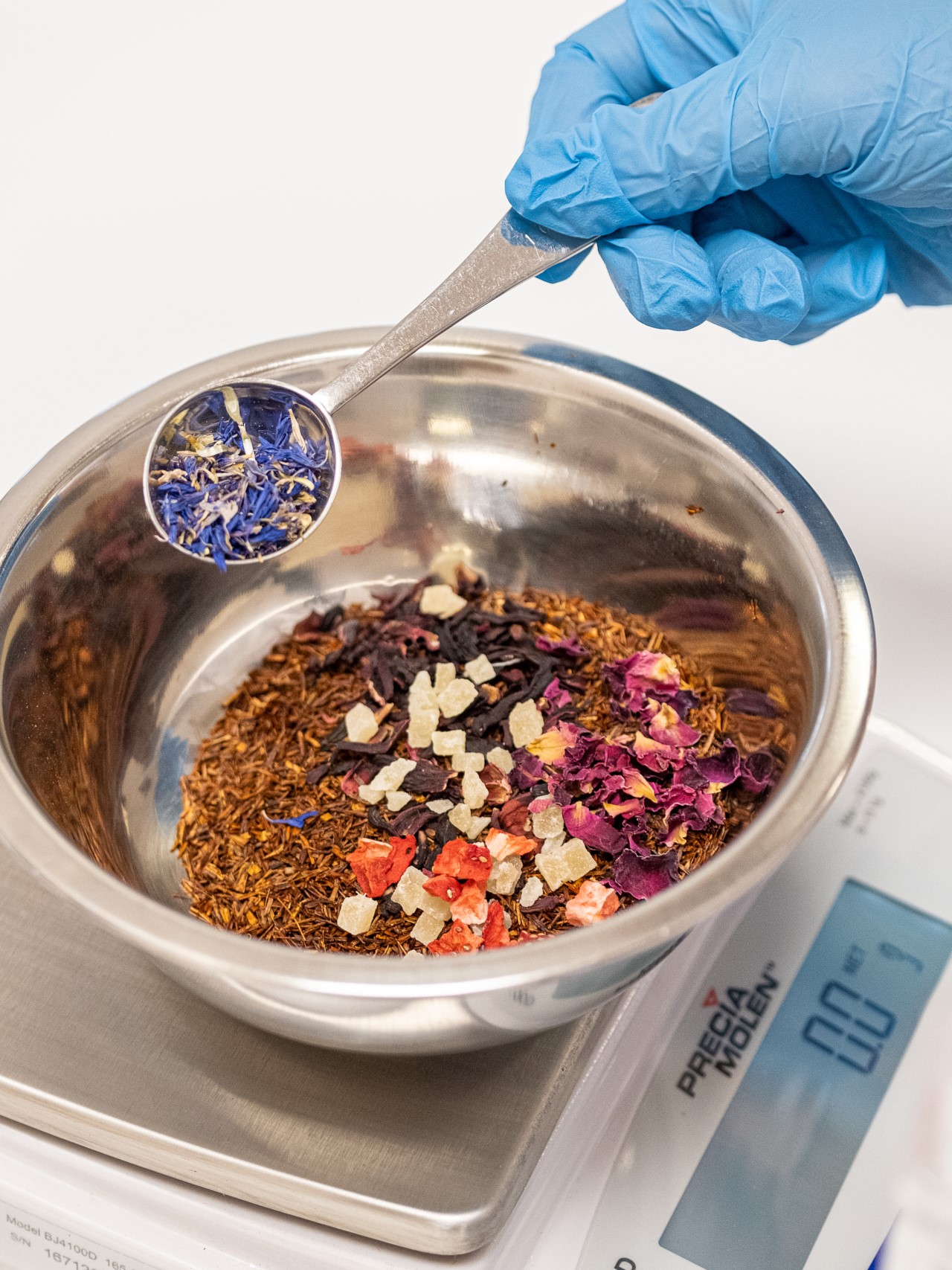 紅茶を調合する様子