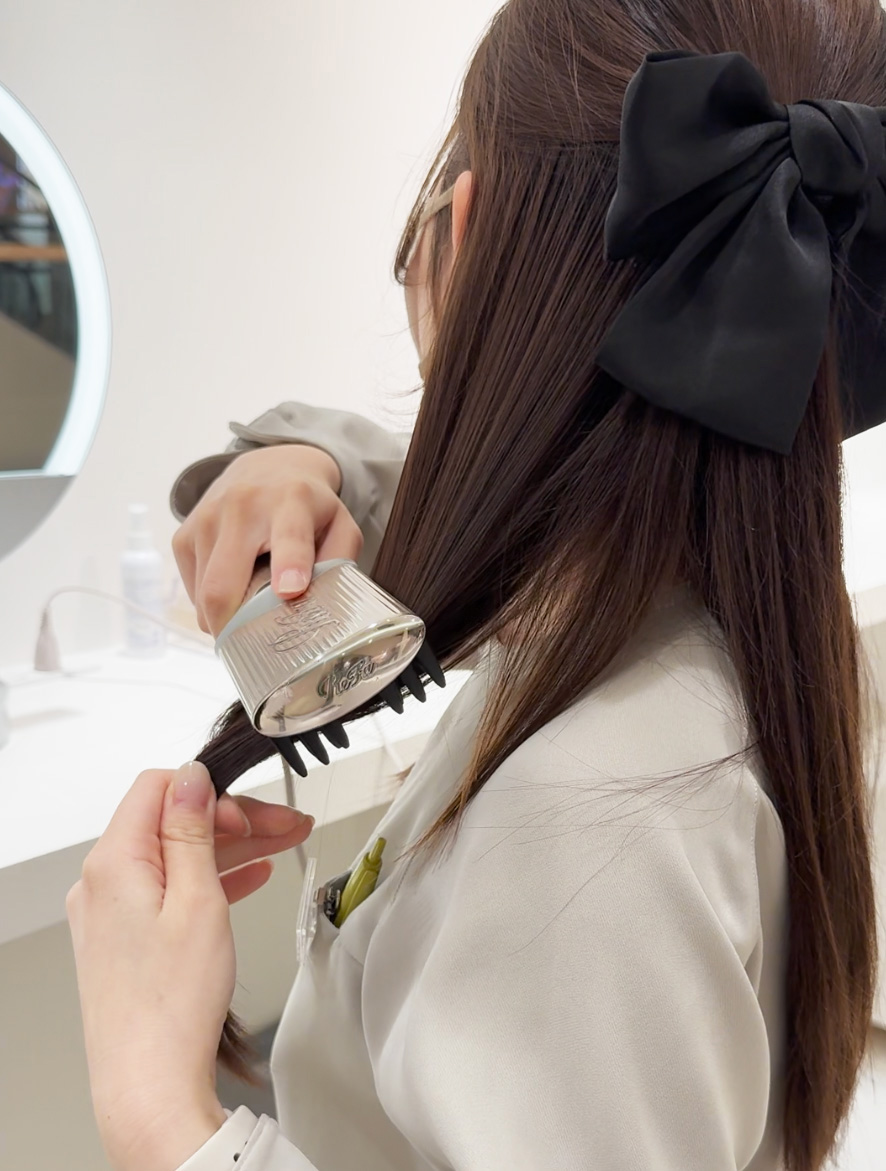 ReFaのAさんがトリートメントアイロンで仕上げに髪を上からすとかす様子