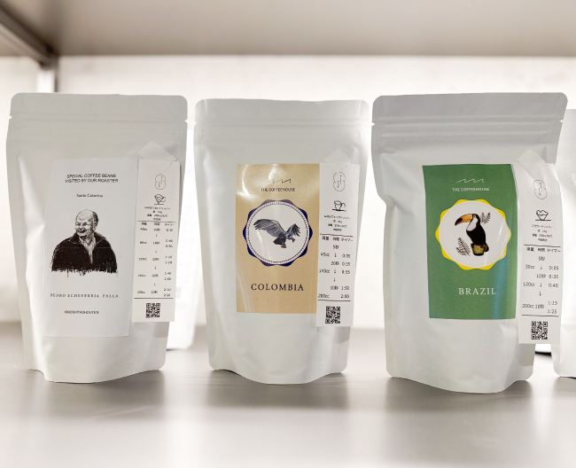 グァテマラの中深煎り、コロンビアの浅煎り、ブラジルの深煎りのコーヒー豆