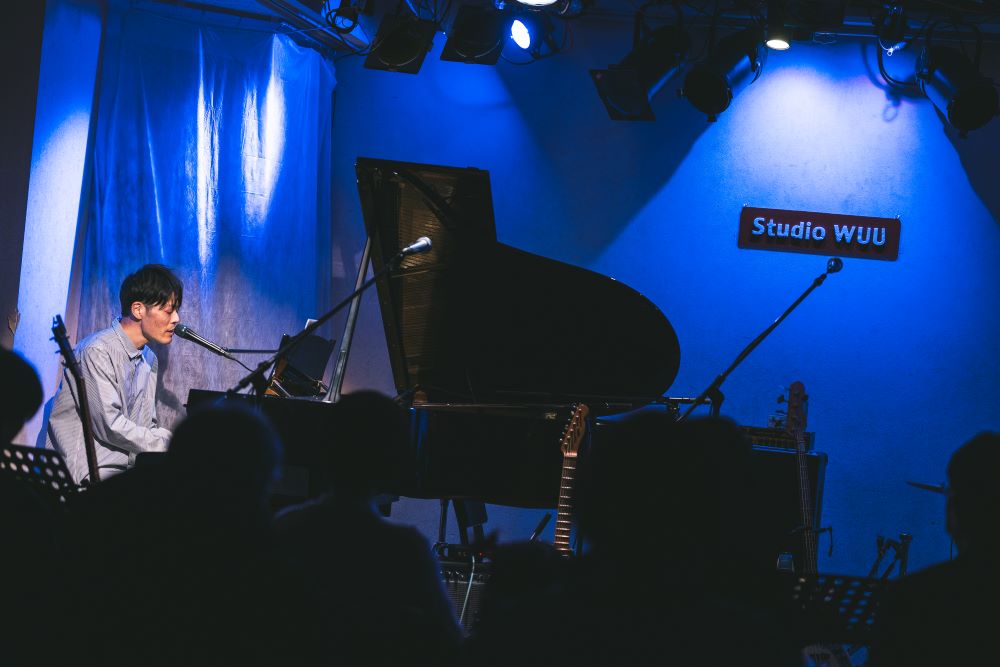 ライブハウスのスタジオウーでピアノを演奏しながら歌う藤田さん