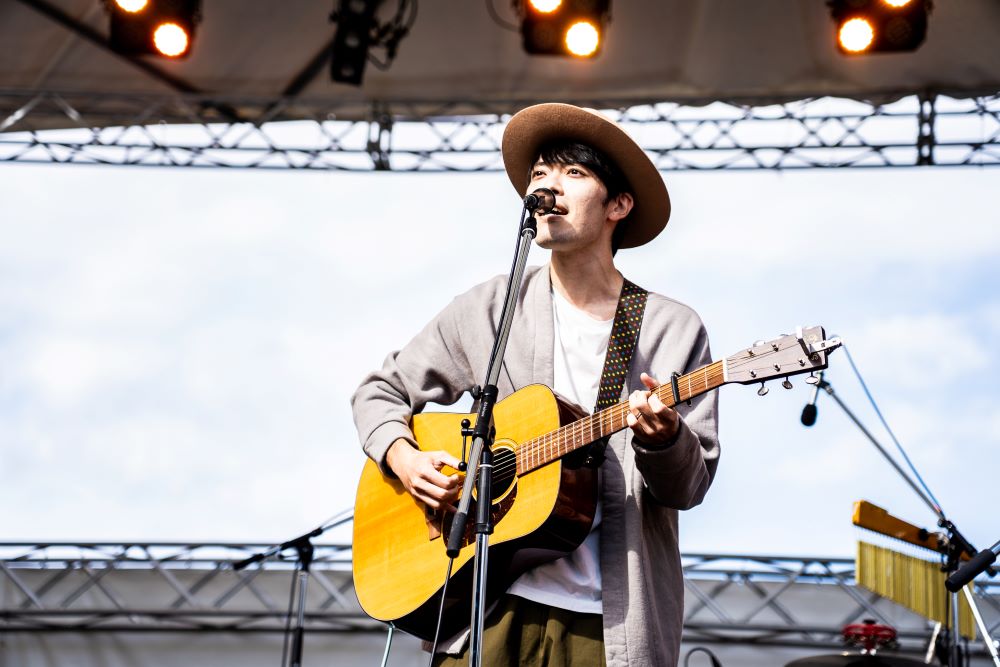 野外ライブでギターを弾きながら気持ち良さそうに歌う藤田さん