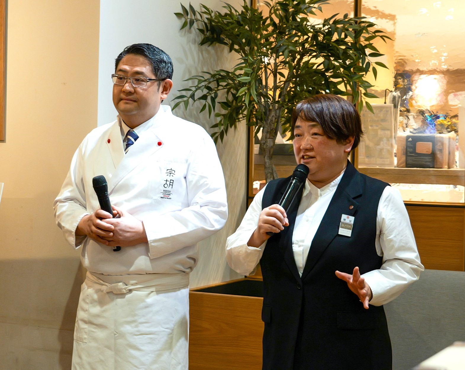 登壇して話をしている藤堂バイヤーと野村シェフ