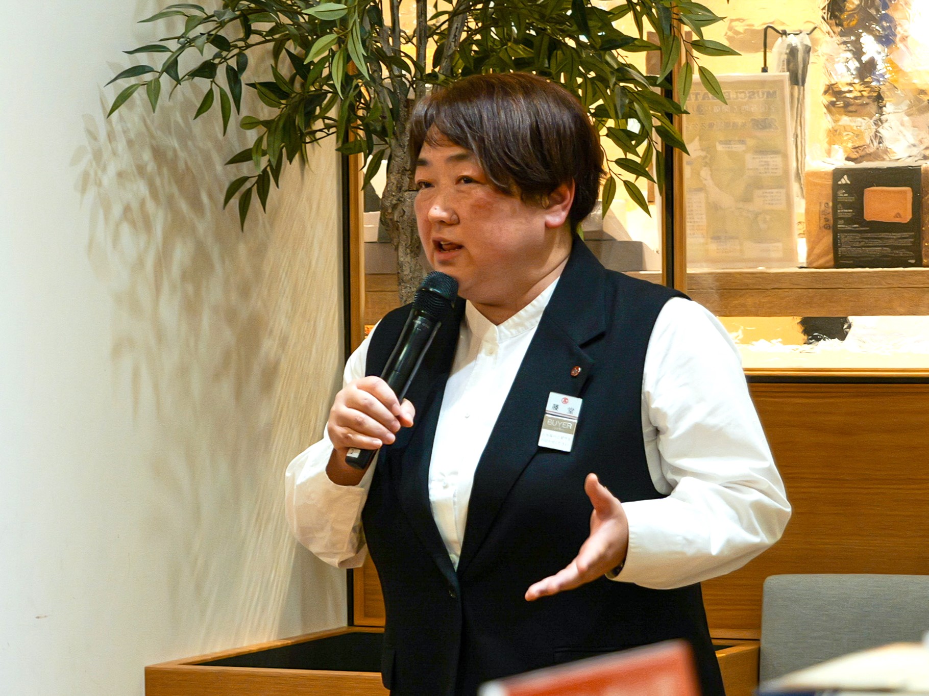 登壇して話をしている藤堂バイヤー