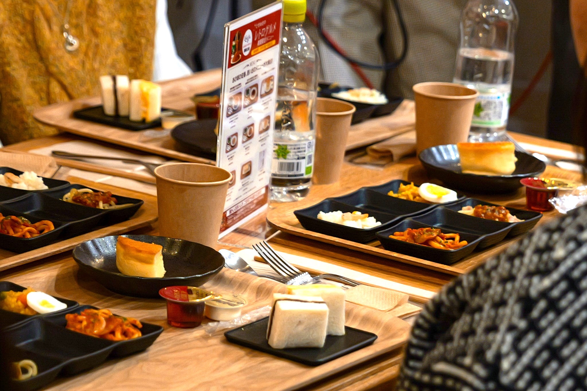 テーブルにレトログルメたちが並ぶ試食風景