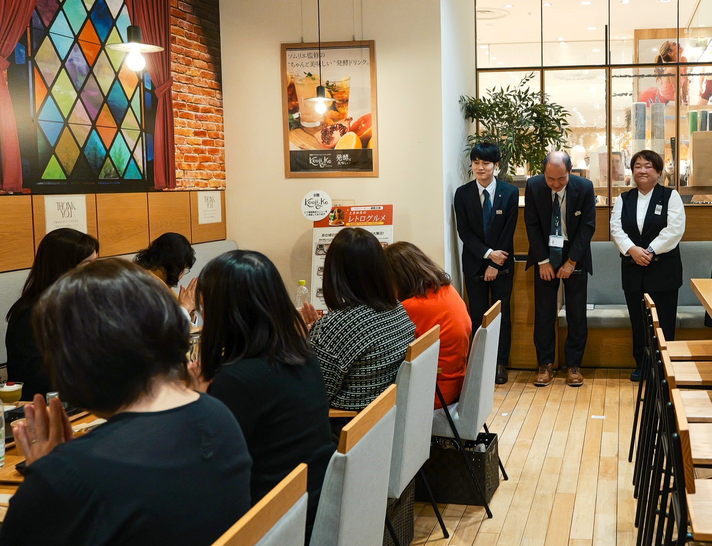 試食会終了後、バイヤー3名がお辞儀し、参加者のみなさまが拍手している様子