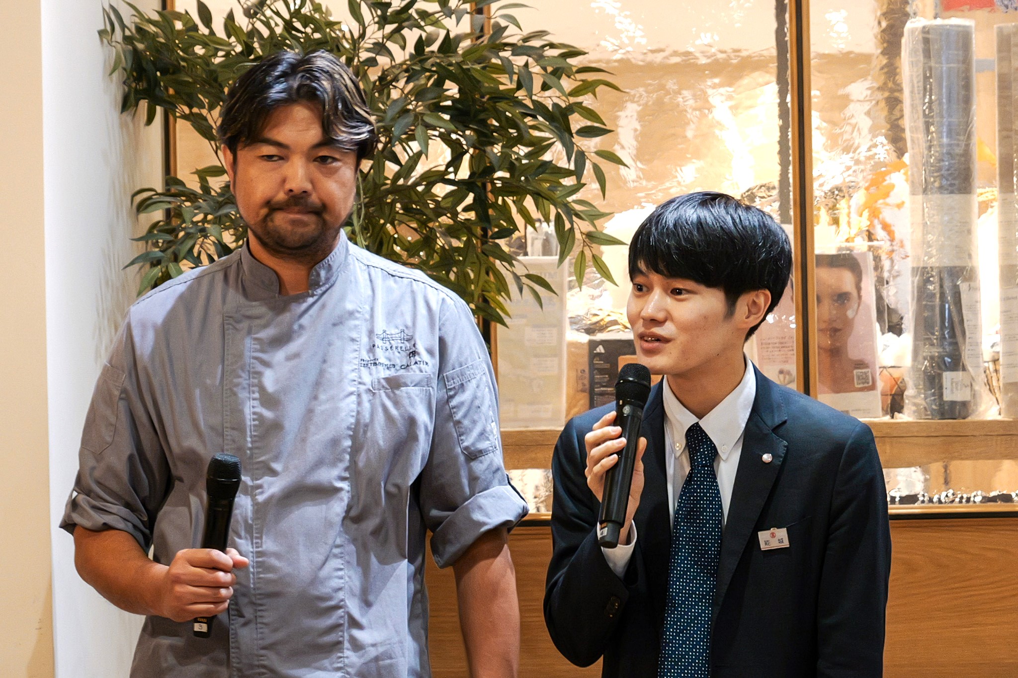 登壇して話をしている能城バイヤーと熊谷シェフ