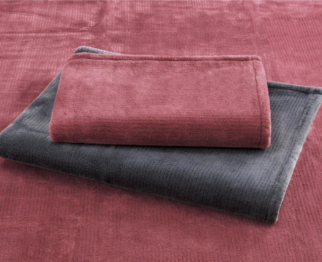 ピンク系とグレー系の色合いの2枚の毛布の写真