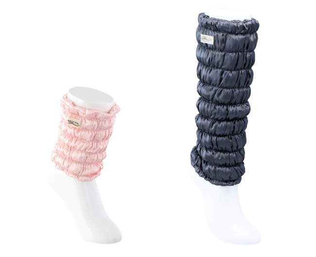 シルク素材のピンクの足首ウォーマーとネイビーのレッグウォーマーの写真