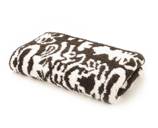 ブラウンの生地に白で模様が描かれたブランケットの画像