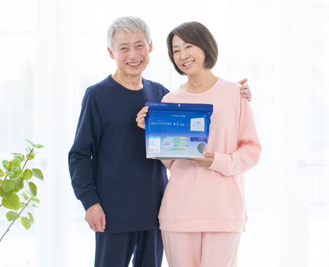 ネイビーのウェアを着た男性とピンクのウェアを着た女性の写真