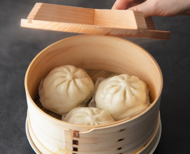 赤木のせいろで肉まんをふかしている様子の写真
