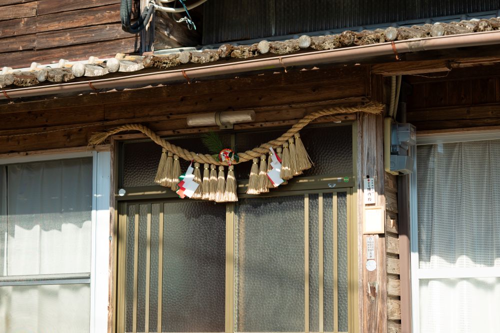 しめ縄が張られている一軒家